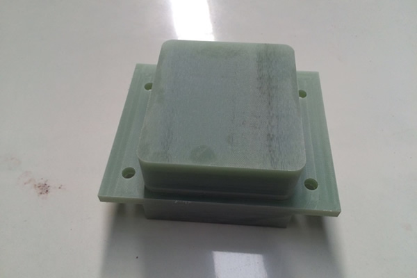 江苏FR-4加工件)阻燃环氧玻璃布层压板  特性：常温下机械强度高，干态、湿态下电气性能好，V0级阻燃，  厚度：0．3～100mm  标称尺寸：1020x 1220mm；1020 x 2040mm；1220 x 2470mm  名 称：FR-4  类 别：  绝缘板系列  颜 色：  绿色  性 能：  机械强度高，高温下电气性能稳  用 途 ：  机械、电气、电子用  发电机、电动机、配电柜及其他电器设备中用作绝缘结构零部  厚 度：  8-35mm  规 格：  1220×2440、1600×3050、